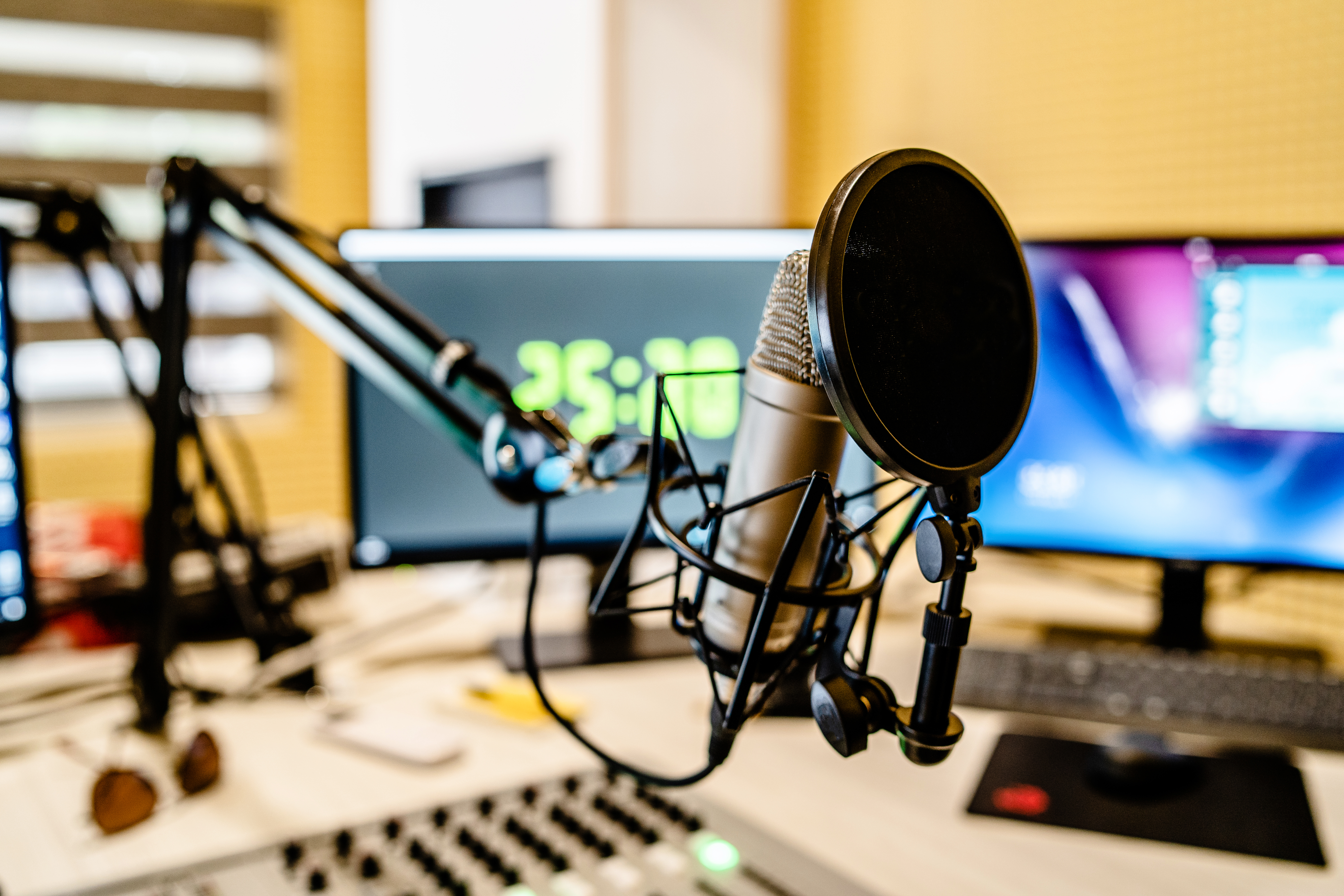 advantages of radio broadcasting